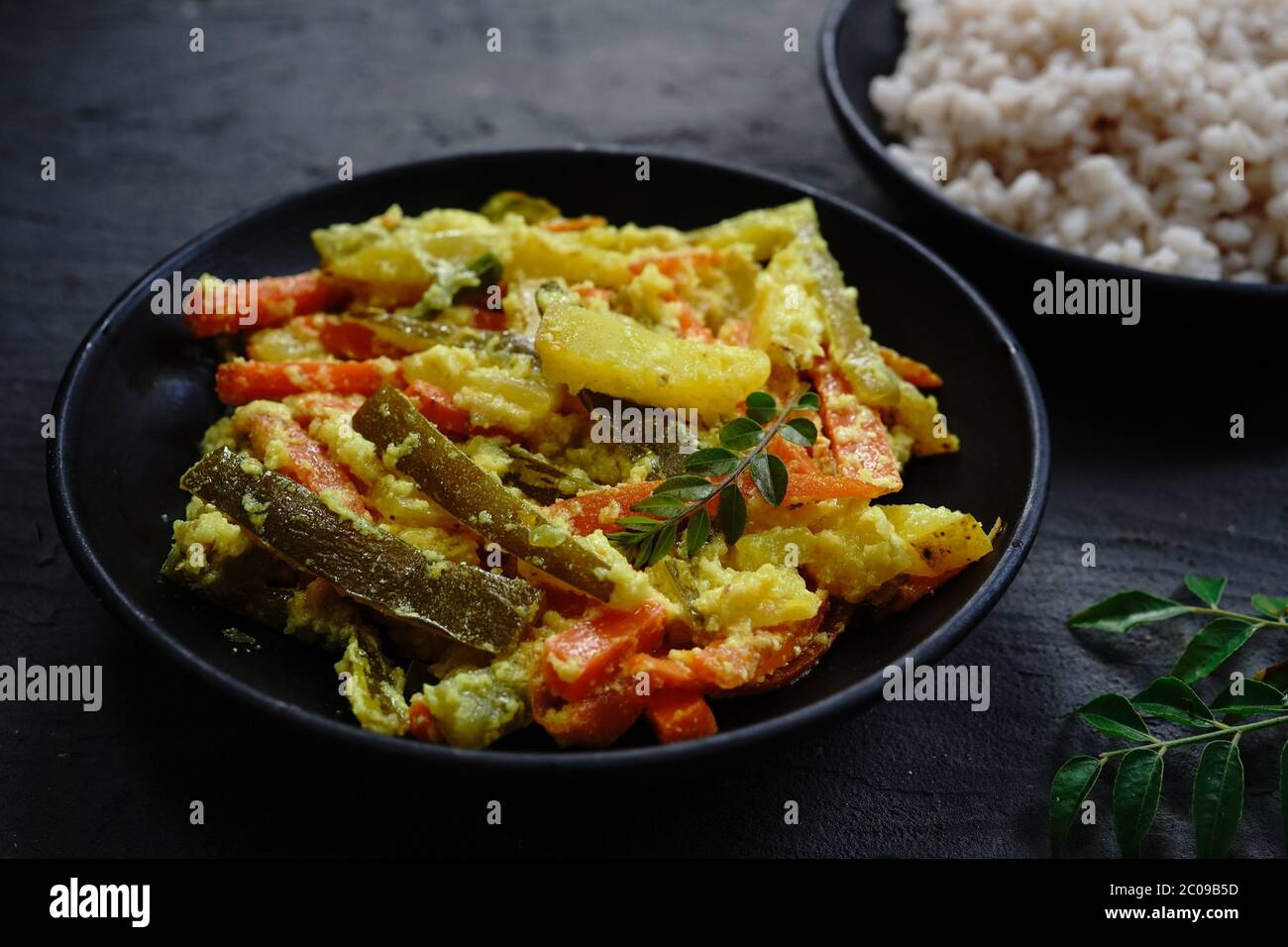 Aviyal - Kerala mélange de curry de légumes avec noix de coco et légumes, foyer sélectif Banque D'Images
