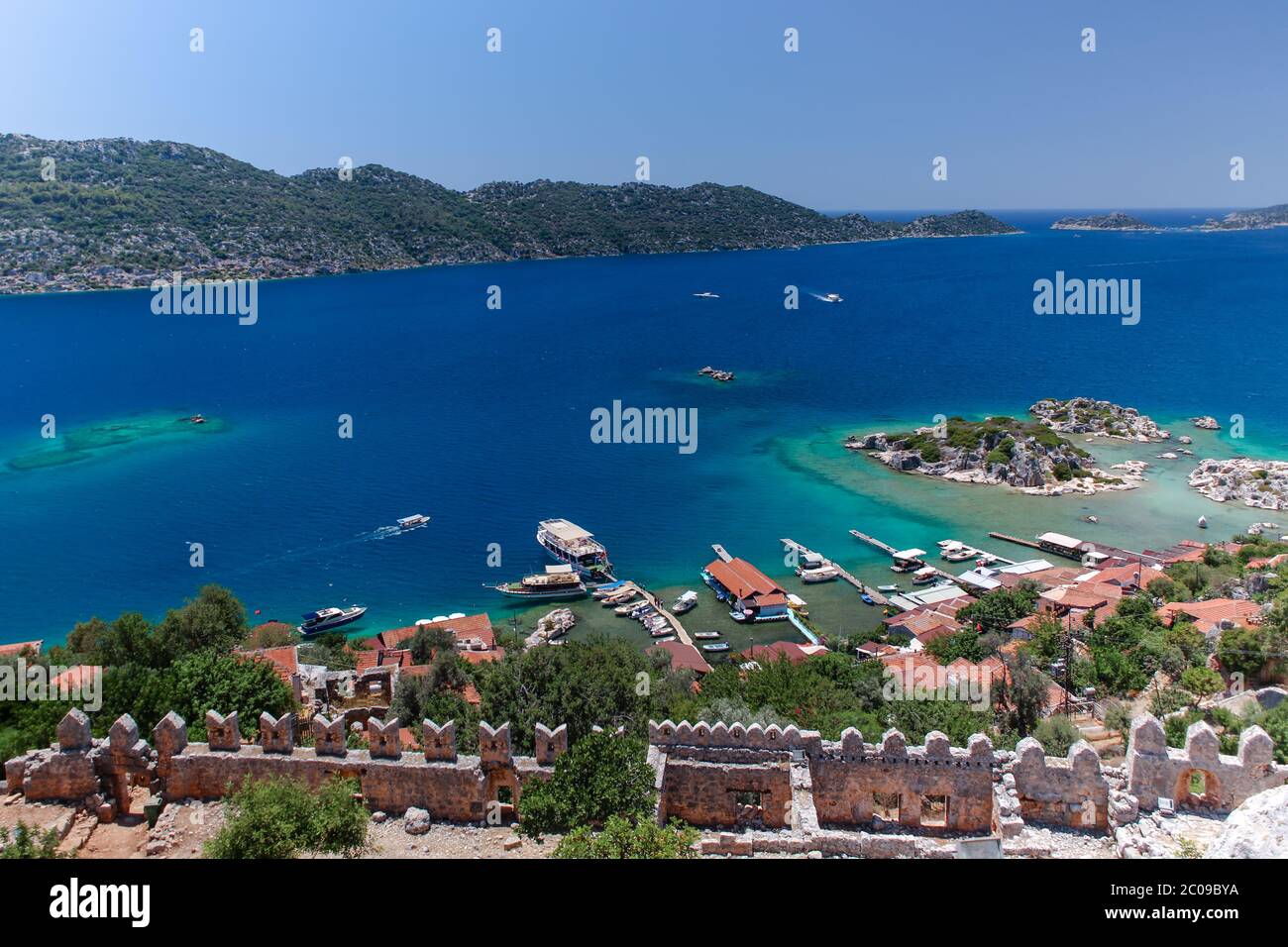 Vue de Kalekoy depuis haute altitude, qui est un endroit touristique favorable d'Antalya / Turquie. Il y a beaucoup de tombes King autour de la région et des bateaux de visite. Banque D'Images