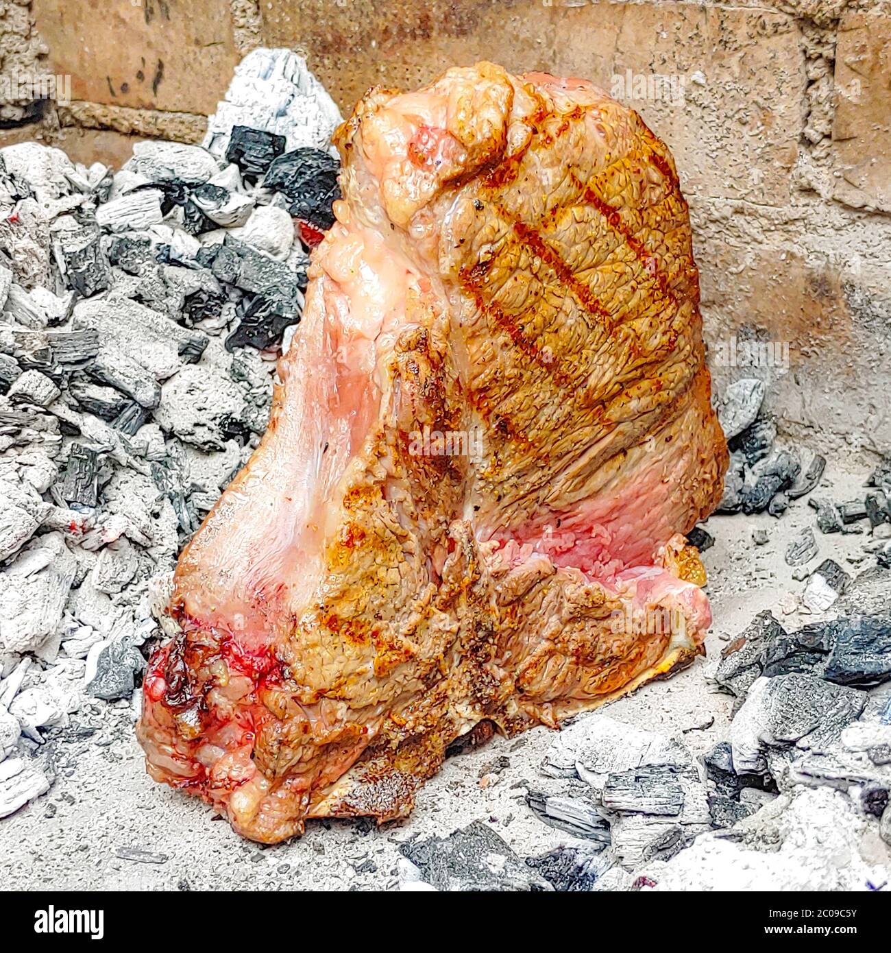 Steak d'os florentin cuit dans un four à charbon de bois incandescent Banque D'Images Steak d'os florentin cuit dans un four à charbon de bois incandescent Banque D'Images
