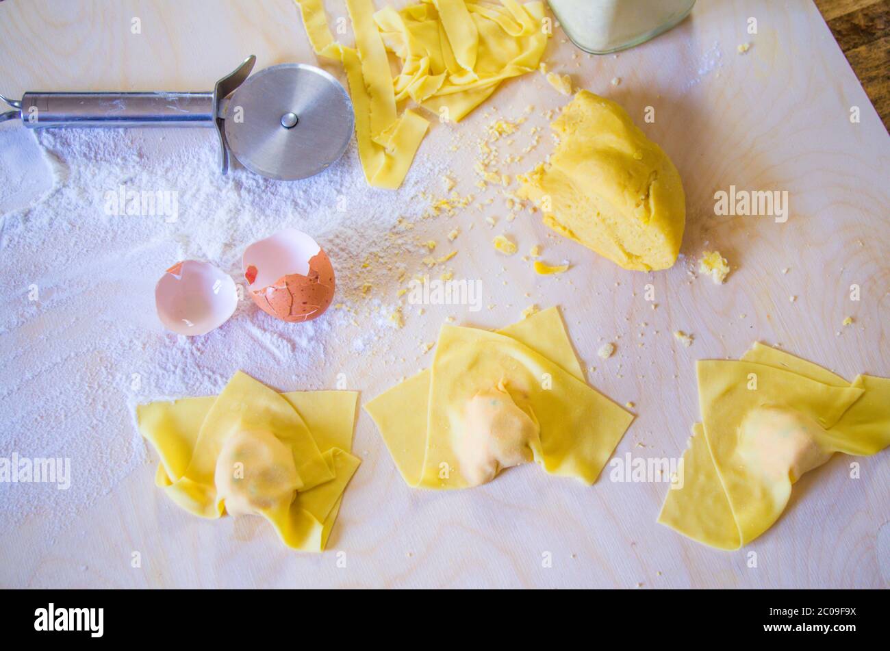 Mains de la femme au foyer italienne préparant des pâtes aux œufs pour le déjeuner de fête, raviolis et tortelli, pâtes aux œufs farcies à la citrouille et à la saucisse, pour Banque D'Images Mains de la femme au foyer italienne préparant des pâtes aux œufs pour le déjeuner de fête, raviolis et tortelli, pâtes aux œufs farcies à la citrouille et à la saucisse, pour Banque D'Images