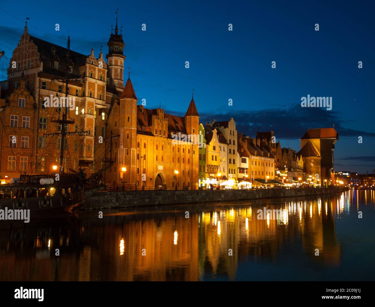 Grue de nuit sur la rivière Motlawa, Gdansk, Pologne Banque D'Images