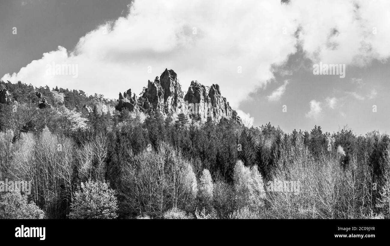 Crête monumentale en grès de Suche Skaly, alias Dry Rocks, près de Mala Skala dans le Paradis de Bohême, République tchèque. Image en noir et blanc. Banque D'Images
