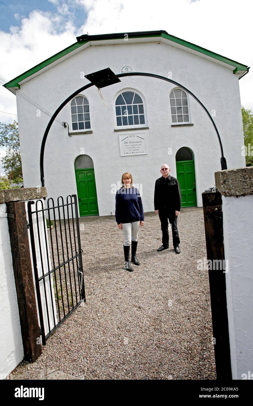 Alan McGee l'homme d'affaires écossais et le cadre de l'industrie musicale photographiés avec son partenaire devant la chapelle du Tabernacle à Talgarth, qu'il a achetée Banque D'Images