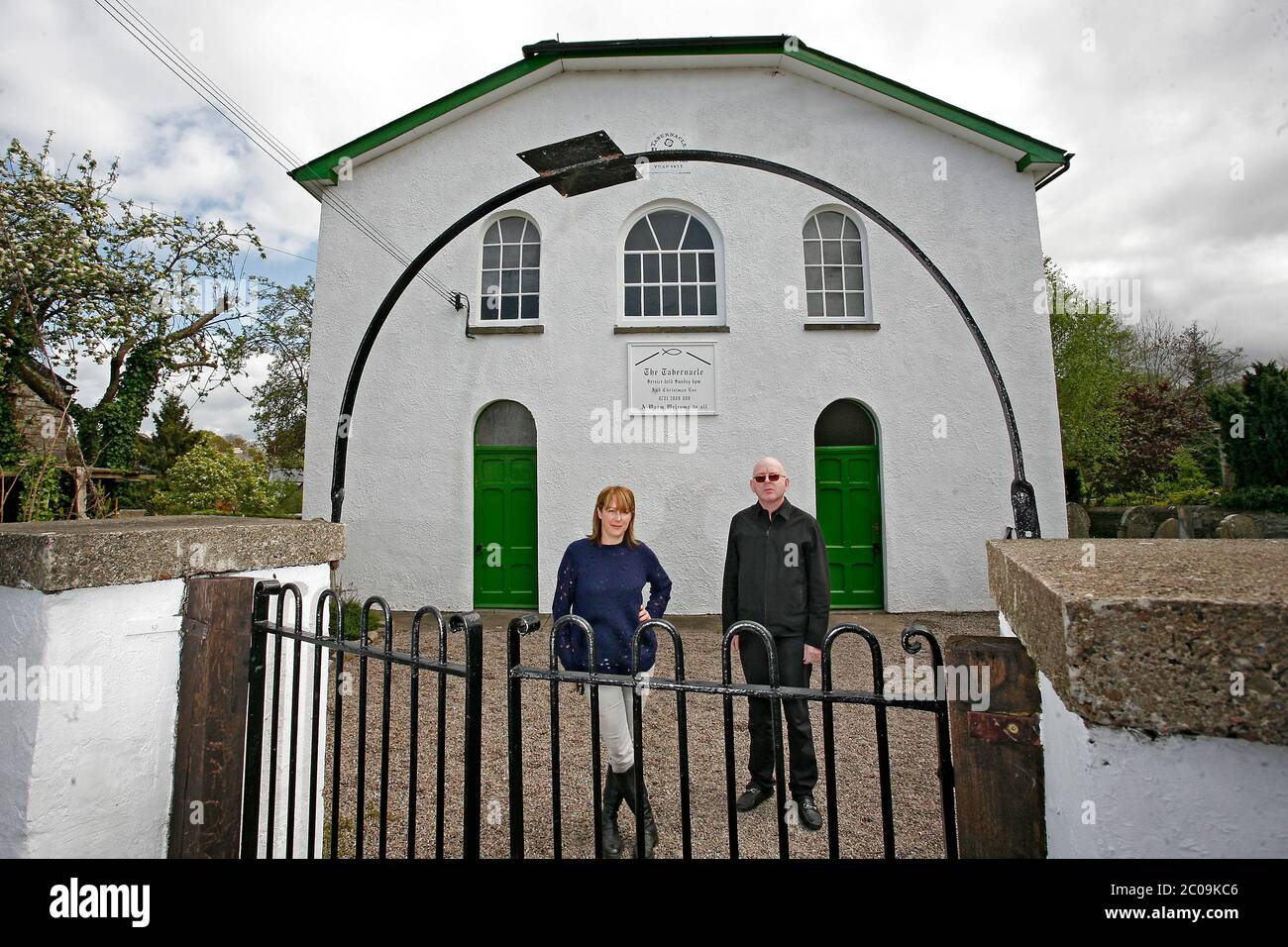 Alan McGee l'homme d'affaires écossais et le cadre de l'industrie musicale photographiés avec son partenaire devant la chapelle du Tabernacle à Talgarth, qu'il a achetée Banque D'Images