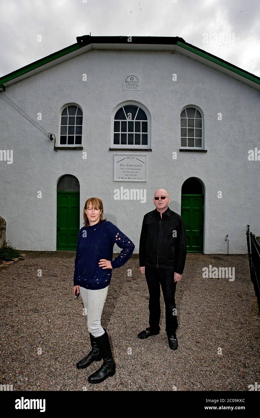 Alan McGee l'homme d'affaires écossais et le cadre de l'industrie musicale photographiés avec son partenaire devant la chapelle du Tabernacle à Talgarth, qu'il a achetée Banque D'Images