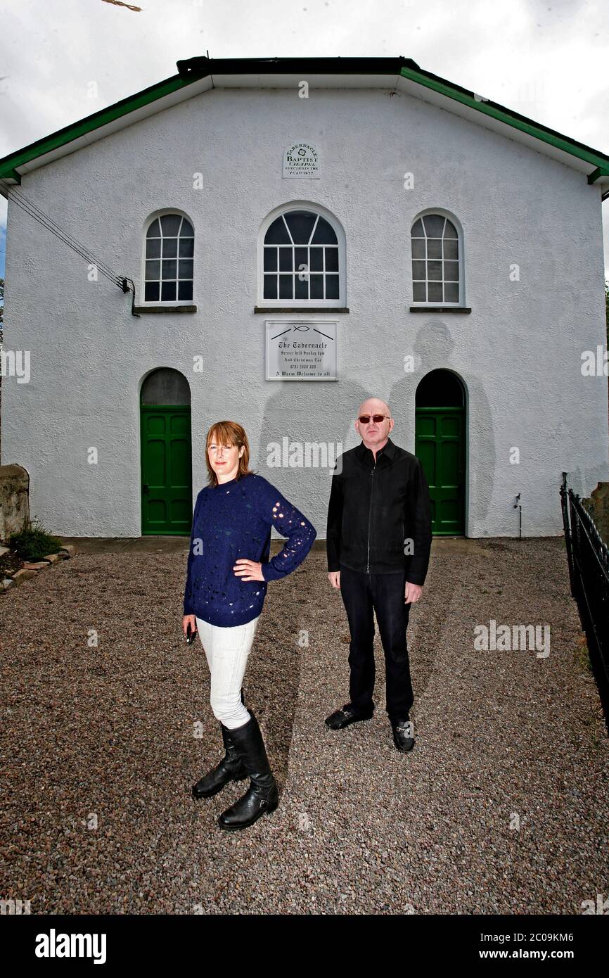 Alan McGee l'homme d'affaires écossais et le cadre de l'industrie musicale photographiés avec son partenaire devant la chapelle du Tabernacle à Talgarth, qu'il a achetée Banque D'Images