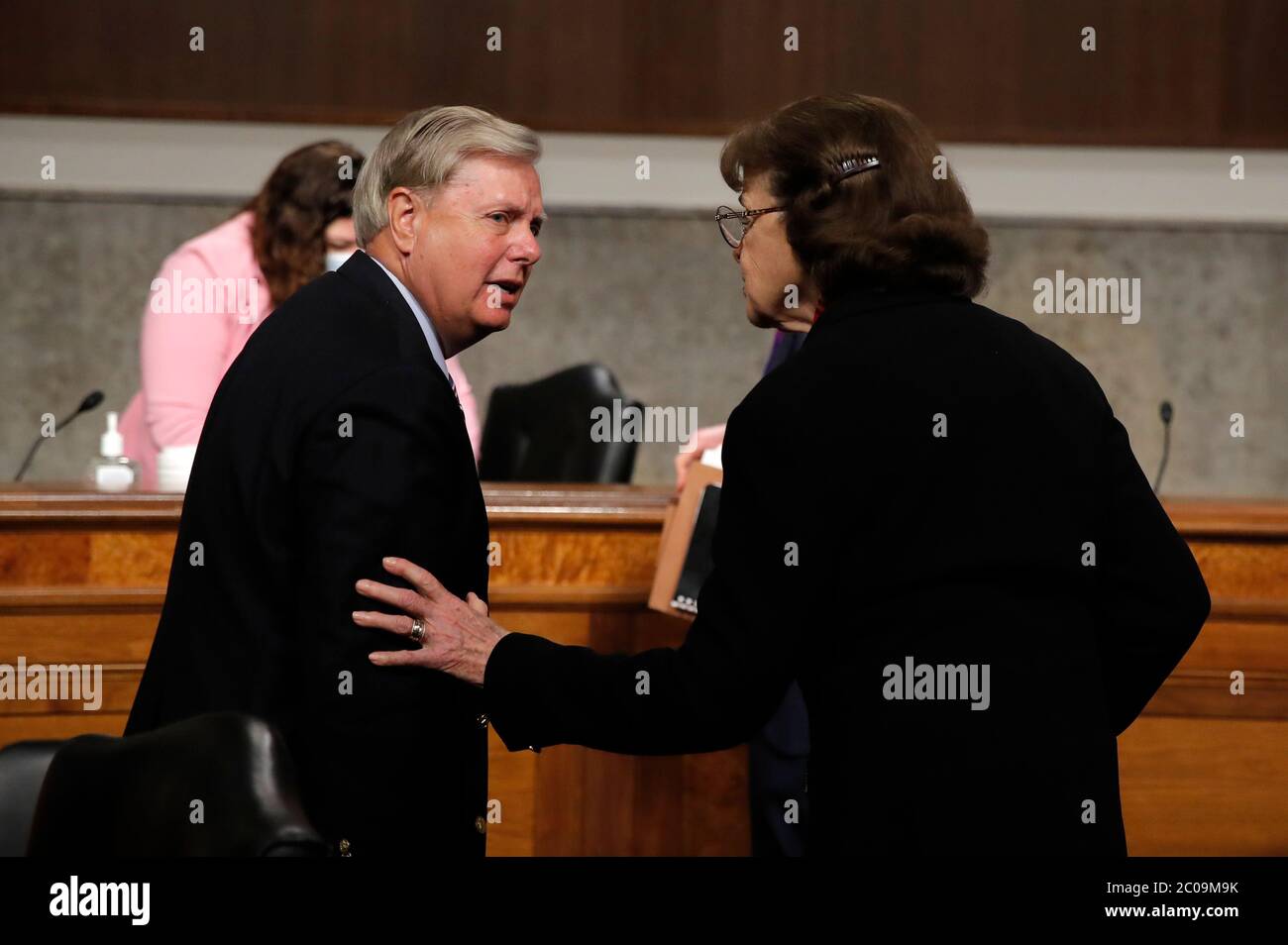 Washington, États-Unis d'Amérique. 11 juin 2020. Le sénateur américain Lindsey Graham (républicain de Caroline du Sud), président de la Commission judiciaire du Sénat américain, s’entretient avec la sénatrice américaine Dianne Feinstein (démocrate de Californie), membre du classement de la Commission judiciaire du Sénat américain, après une réunion d’affaires de la Commission judiciaire du Sénat américain pour examiner l’autorisation de subpoenas concernant l’enquête sur l’ouragan Crossfire. Et d'autres questions sur Capitol Hill à Washington, jeudi 11 juin 2020.Credit: Carolyn Kaster/Pool via CNP | usage dans le monde crédit: dpa/Alay Live News Banque D'Images