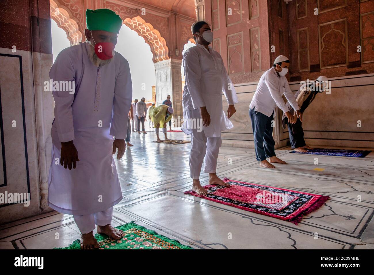 Les musulmans prient à l'intérieur de Jama Masjid après l'ouverture de la plupart des lieux religieux alors que l'Inde soulage les restrictions de verrouillage qui ont été imposées pour ralentir les s. Banque D'Images