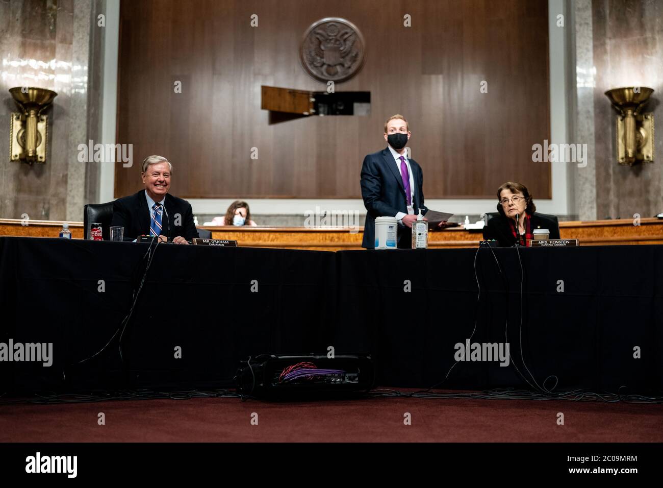 Washington, États-Unis d'Amérique. 11 juin 2020. Le sénateur des États-Unis Lindsey Graham (républicain de la Caroline du Sud), président, Commission judiciaire du Sénat américain et le sénateur américain Dianne Feinstein (démocrate de Californie), membre du classement, La Commission judiciaire DU Sénat AMÉRICAIN assiste à une réunion du Comité judiciaire du Sénat américain pour examiner l'autorisation d'assignations relatives à l'enquête sur l'ouragan Crossfire et à d'autres questions sur Capitol Hill à Washington, DC le 11 juin 2020.Credit: Erin Schaff/Pool via CNP | usage Worldwide Credit: dpa/Alay Live News Banque D'Images