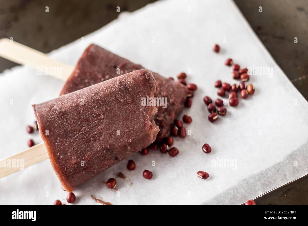 Popsicle de haricots rouges adzuki. Les glaces sont une façon délicieuse de se rafraîchir pendant les chaudes journées d'été, elles sont faites de glace de haricots adzuki rouges, un petit sup asiatique Banque D'Images