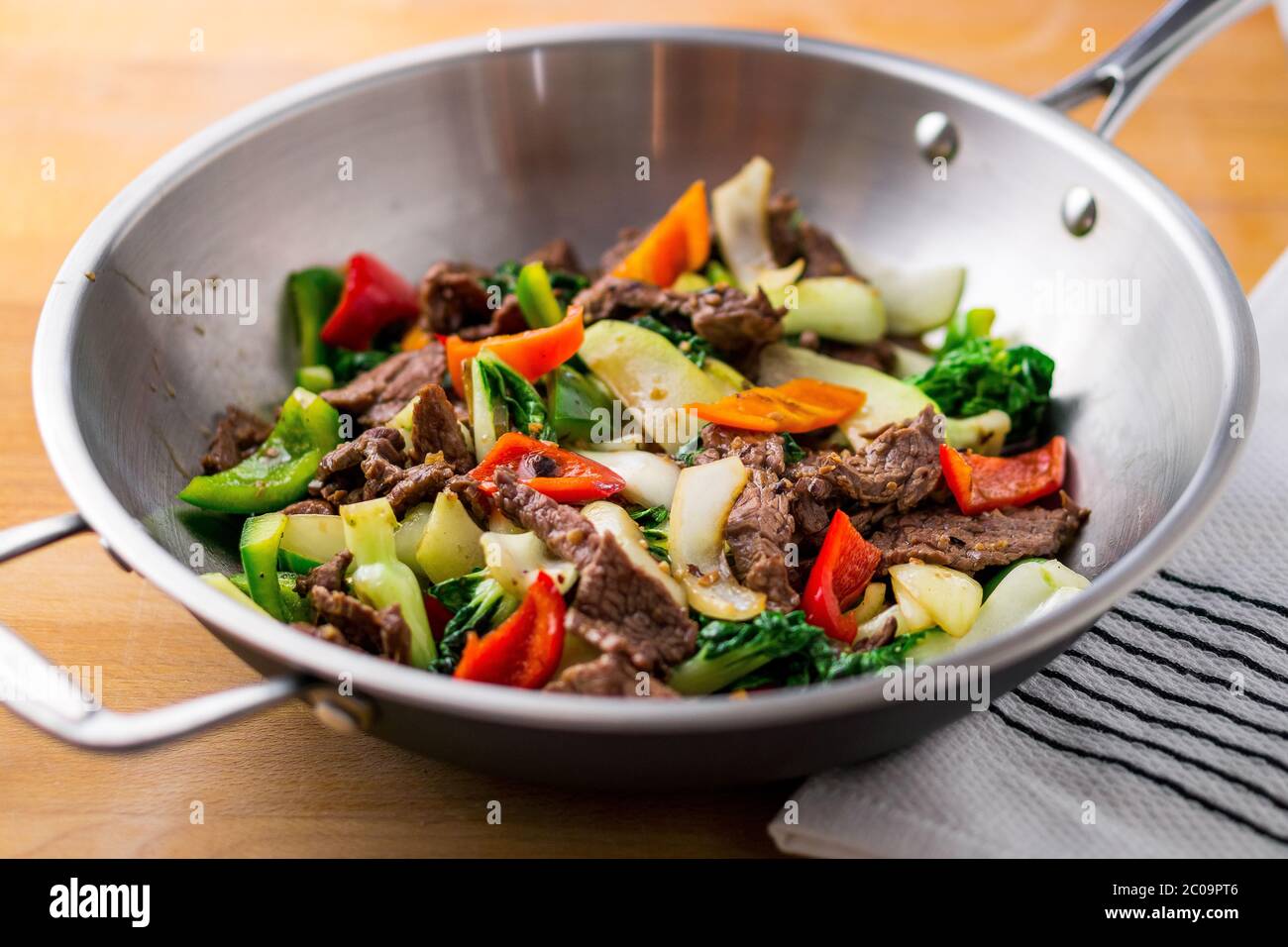 Légumes et bœuf sautés en bonne santé. Fait avec des steaks de flanc, des poivrons, des oignons et du bok choy sautés dans un wok asiatique. Banque D'Images