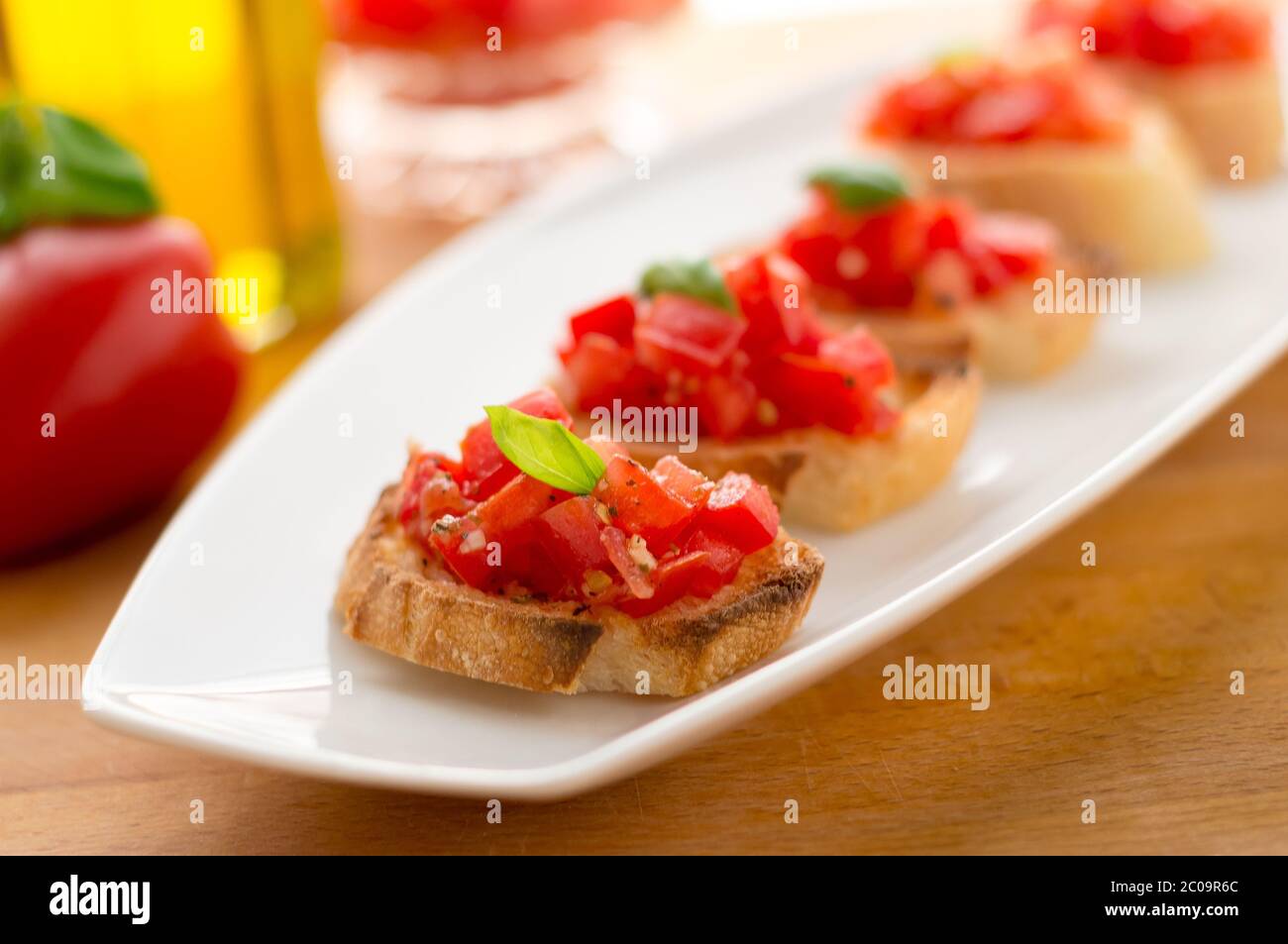 La bruschetta est une nourriture italienne faite de tomates hachées, d'ail, de basilic et d'herbes fraîches sur un pain grillé. Il est généralement servi comme encas ou hors-d'œuvre. Banque D'Images