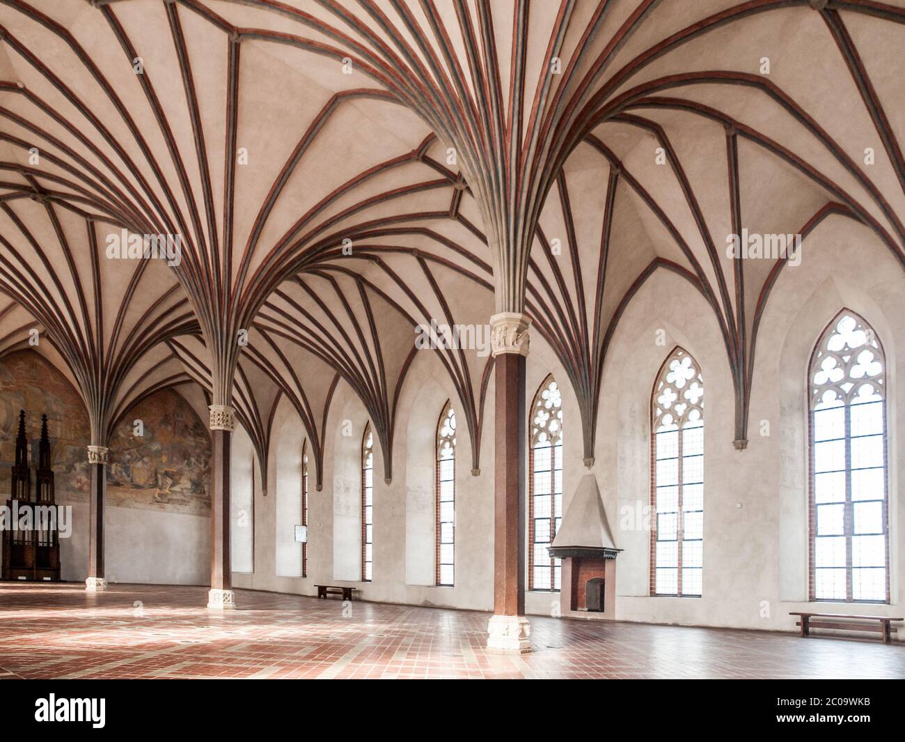 Le Grand réfectoire, la plus grande salle du château de Malbork avec un magnifique plafond de voûte gothique, Pologne. Banque D'Images