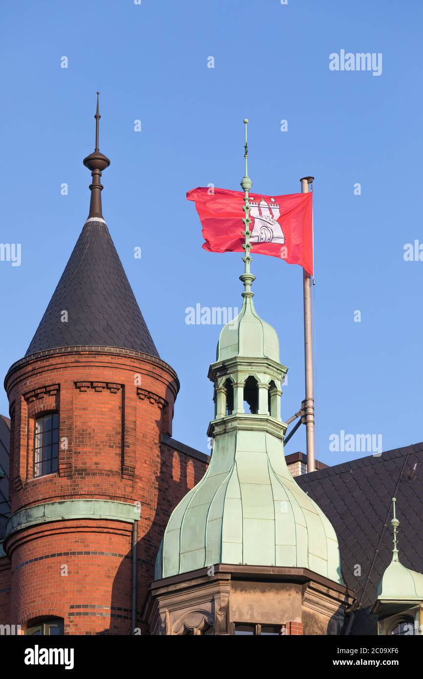 Drapeau dans le quartier historique des entrepôts de Hambourg Banque D'Images