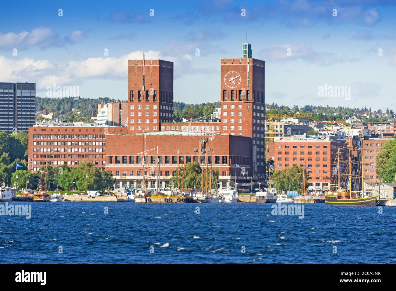 Vue sur la mairie d'Oslo depuis la mer Banque D'Images