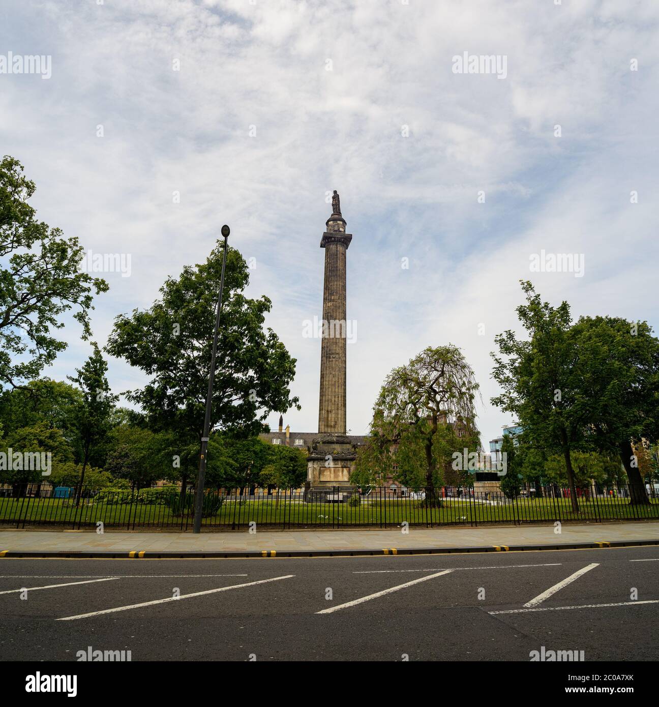Jeudi 11 juin 2020. Édimbourg, Écosse. Le monument Melville, sur la place St Andrew, une colonne monumentale de 150 mètres de haut qui commémore Henry Dundas, le premier vicomte Melville. Il s’agit d’une structure classée de catégorie A au cœur de la nouvelle ville d’Édimbourg que Dundas a contribué à établir. Il a été érigé en 1821 et l'architecte était William Burn. Il est entouré de controverses en raison du rôle de Henry Dundas dans le report de l'abolition de l'esclavage et le 7 2020 juin, lors d'une manifestation de Black Lives Matter, le Monument Melville a été affligé. La ville d'Édimbourg propose de consacrer le monument à cette heure Banque D'Images