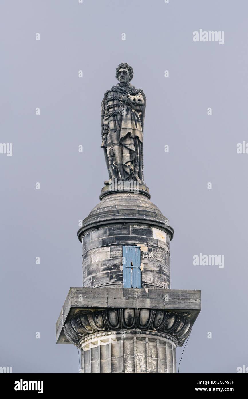 Jeudi 11 juin 2020. Édimbourg, Écosse. Le monument Melville, sur la place St Andrew, une colonne monumentale de 150 mètres de haut qui commémore Henry Dundas, le premier vicomte Melville. Il s’agit d’une structure classée de catégorie A au cœur de la nouvelle ville d’Édimbourg que Dundas a contribué à établir. Il a été érigé en 1821 et l'architecte était William Burn. Il est entouré de controverses en raison du rôle de Henry Dundas dans le report de l'abolition de l'esclavage et le 7 2020 juin, lors d'une manifestation de Black Lives Matter, le Monument Melville a été affligé. La ville d'Édimbourg propose de consacrer le monument à cette heure Banque D'Images