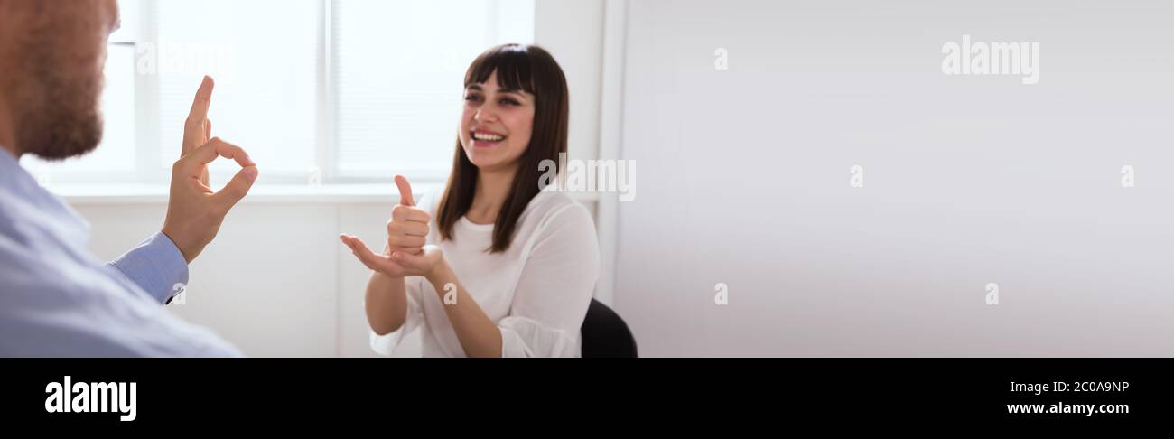 Adultes Sourds apprentissage langue de la main des signes Banque D'Images
