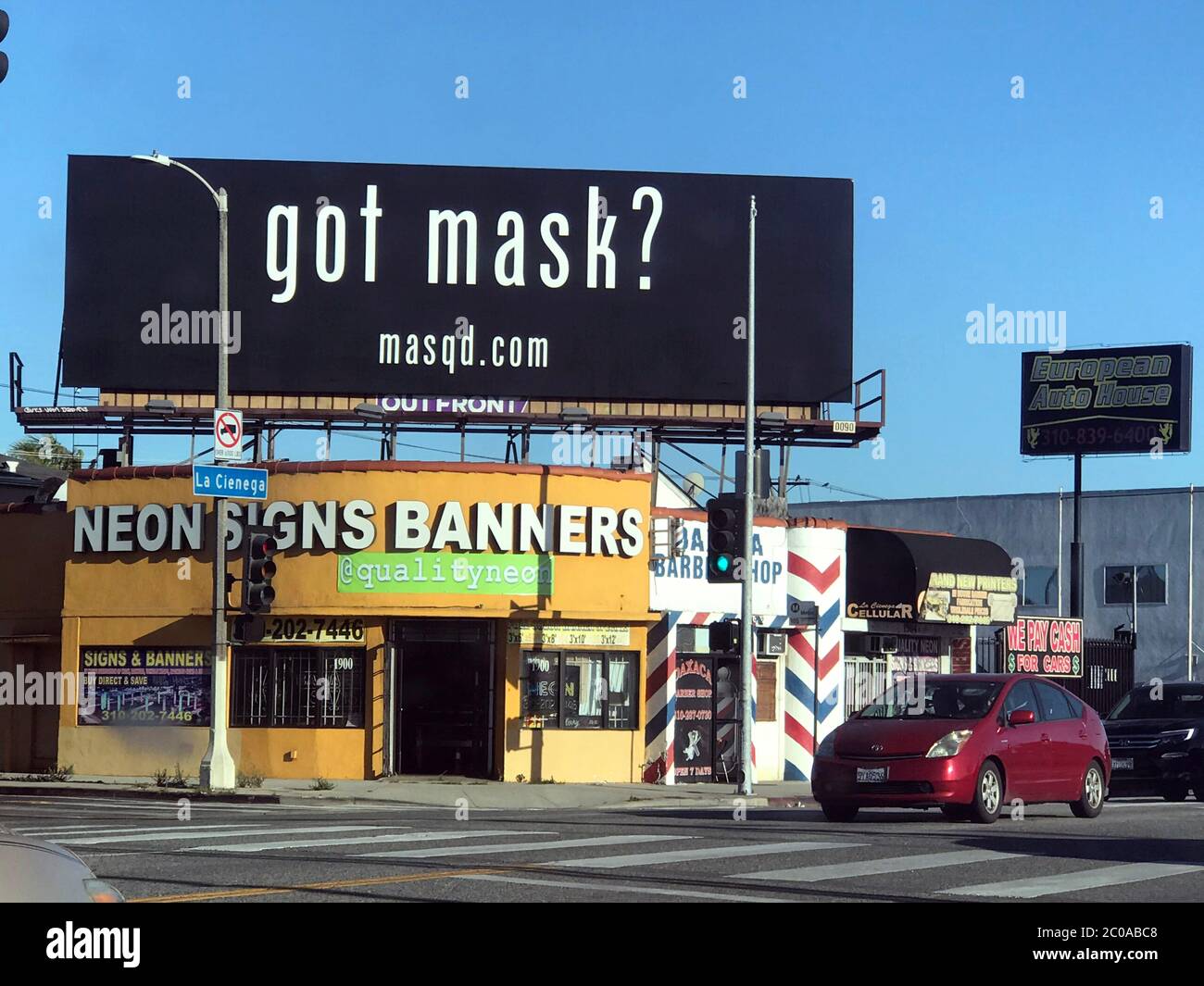Un panneau publicitaire à Los Angeles pour la promotion de la vente de masques en ligne dans le sillage de l'épidémie de virus Corona. Banque D'Images