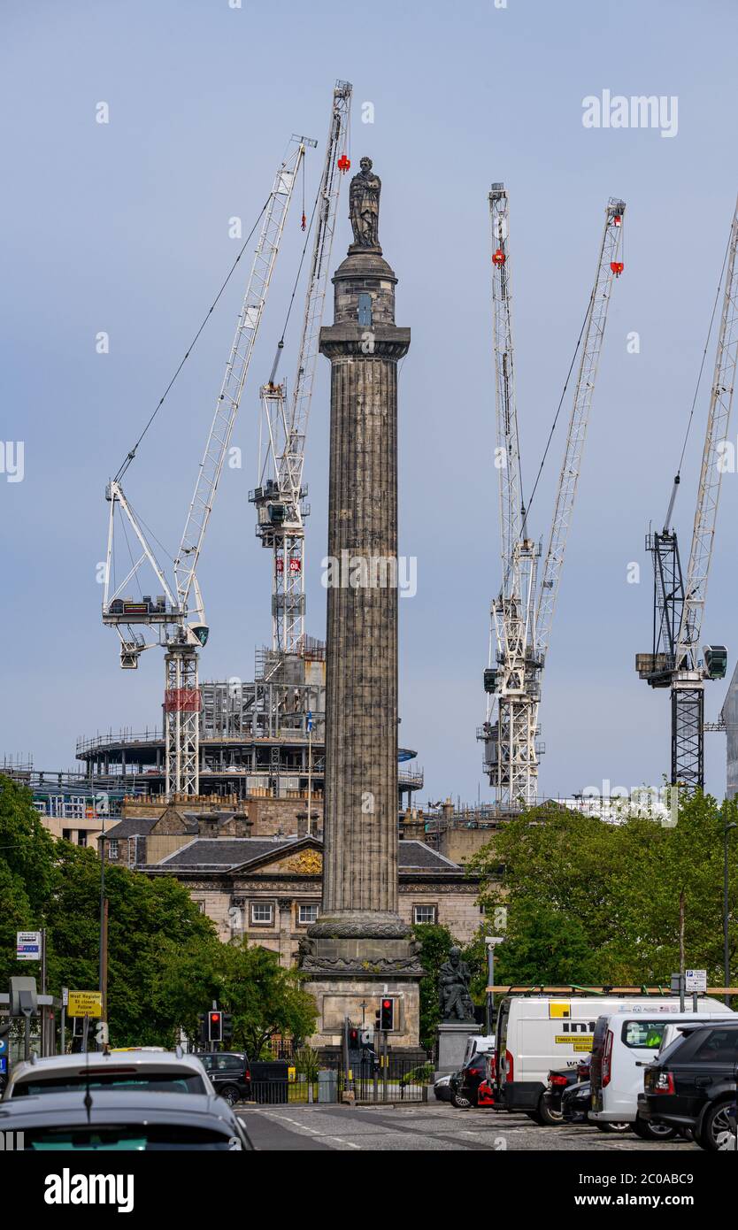 Jeudi 11 juin 2020. Édimbourg, Écosse. Le monument Melville, sur la place St Andrew, une colonne monumentale de 150 mètres de haut qui commémore Henry Dundas, le premier vicomte Melville. Il s’agit d’une structure classée de catégorie A au cœur de la nouvelle ville d’Édimbourg que Dundas a contribué à établir. Il a été érigé en 1821 et l'architecte était William Burn. Il est entouré de controverses en raison du rôle de Henry Dundas dans le report de l'abolition de l'esclavage et le 7 2020 juin, lors d'une manifestation de Black Lives Matter, le Monument Melville a été affligé. La ville d'Édimbourg propose de consacrer le monument à cette heure Banque D'Images