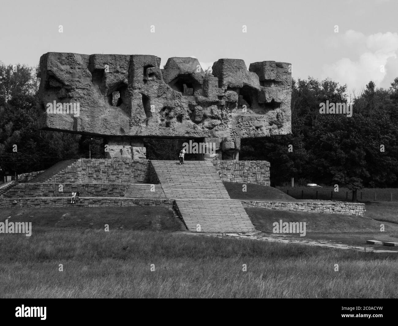 Monument de lutte et de martyre avec escalier dans le camp de concentration nazi Majdanek (Pologne). En noir et blanc. Banque D'Images