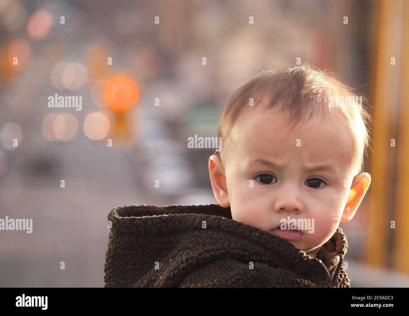 Portrait de bébé bokeh avec expression faciale confuse Banque D'Images