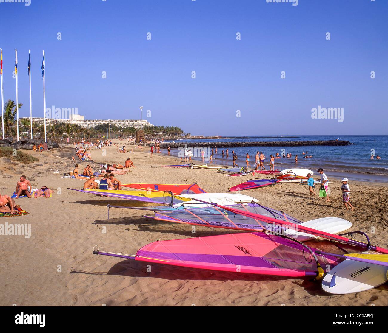 Planches à voile avec voiles sur la plage de Las Cucharas, Costa Teguise, Lanzarote, îles Canaries, Espagne Banque D'Images