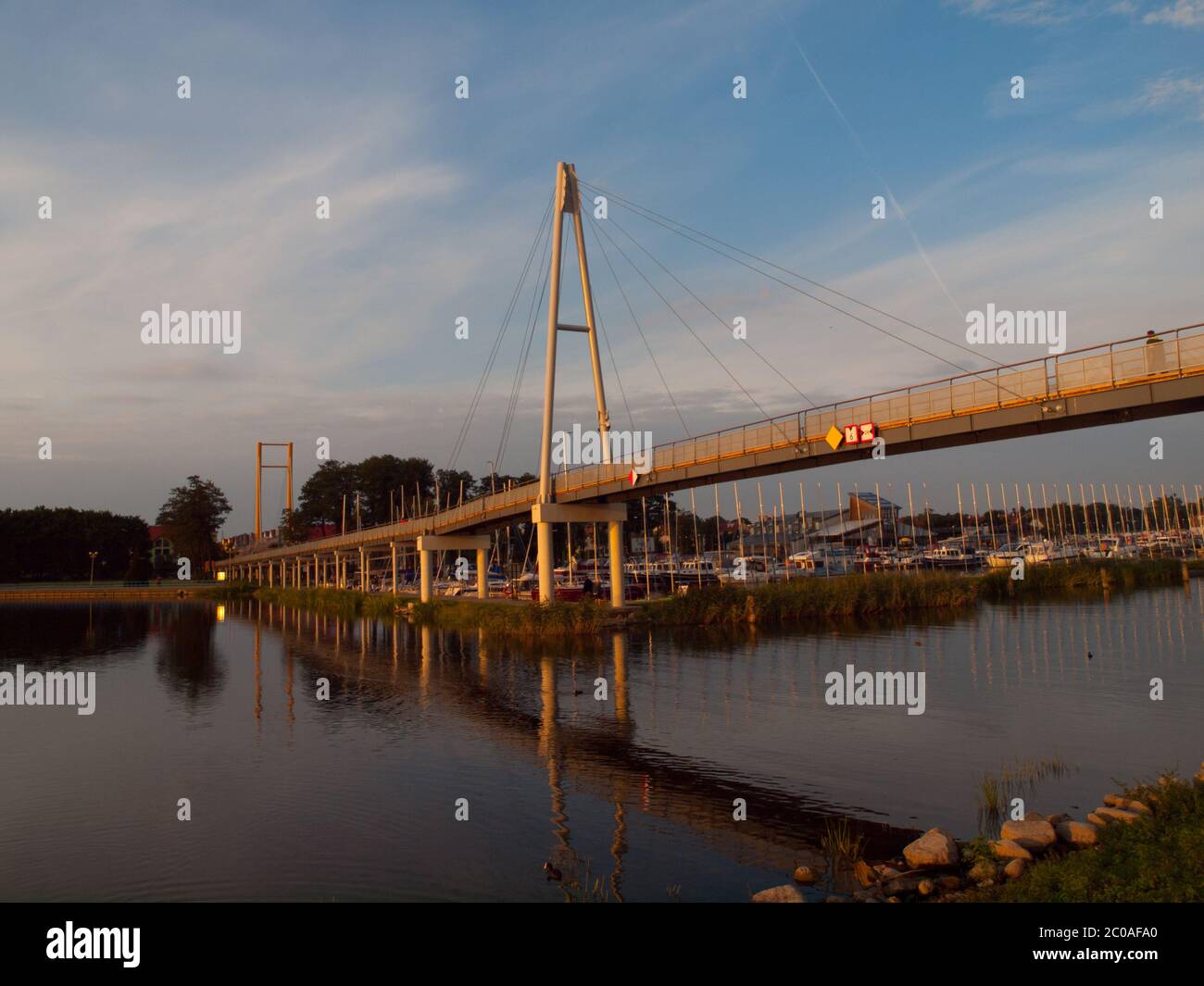 Pont piétonnier moderne dans le port de Gizycko, lacs Masurian, Pologne Banque D'Images