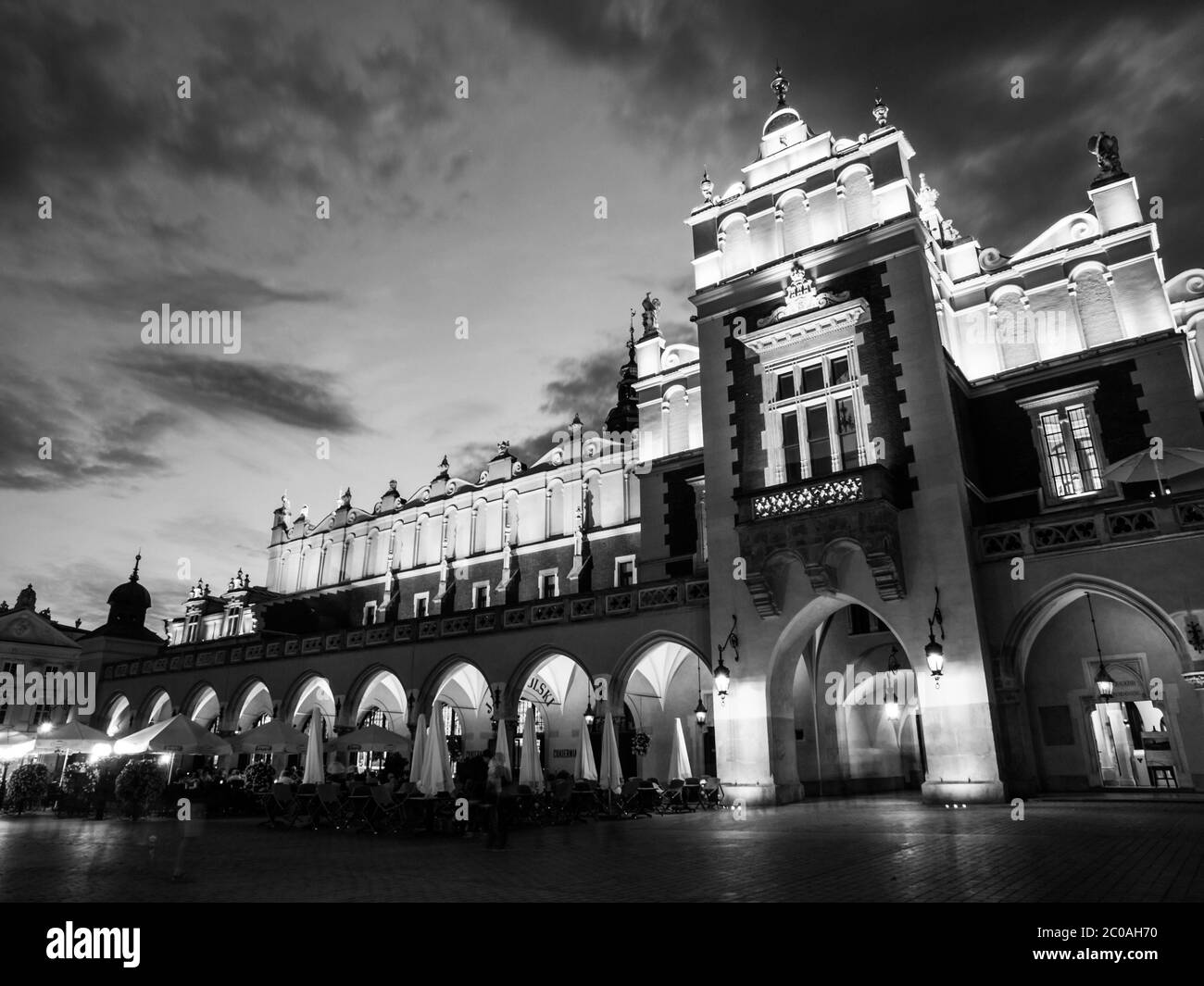 Cloth Hall, ou Sukiennice, sur la place du marché principal dans la vieille ville de nuit, Cracovie, Pologne. Image en noir et blanc. Banque D'Images