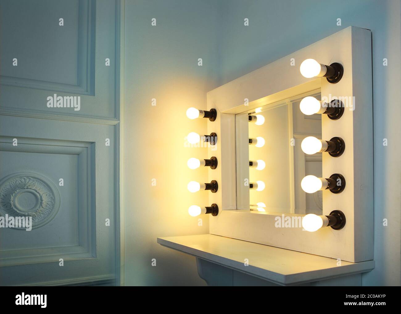 Miroir de maquillage avec ampoules Banque de photographies et d'images à  haute résolution - Alamy