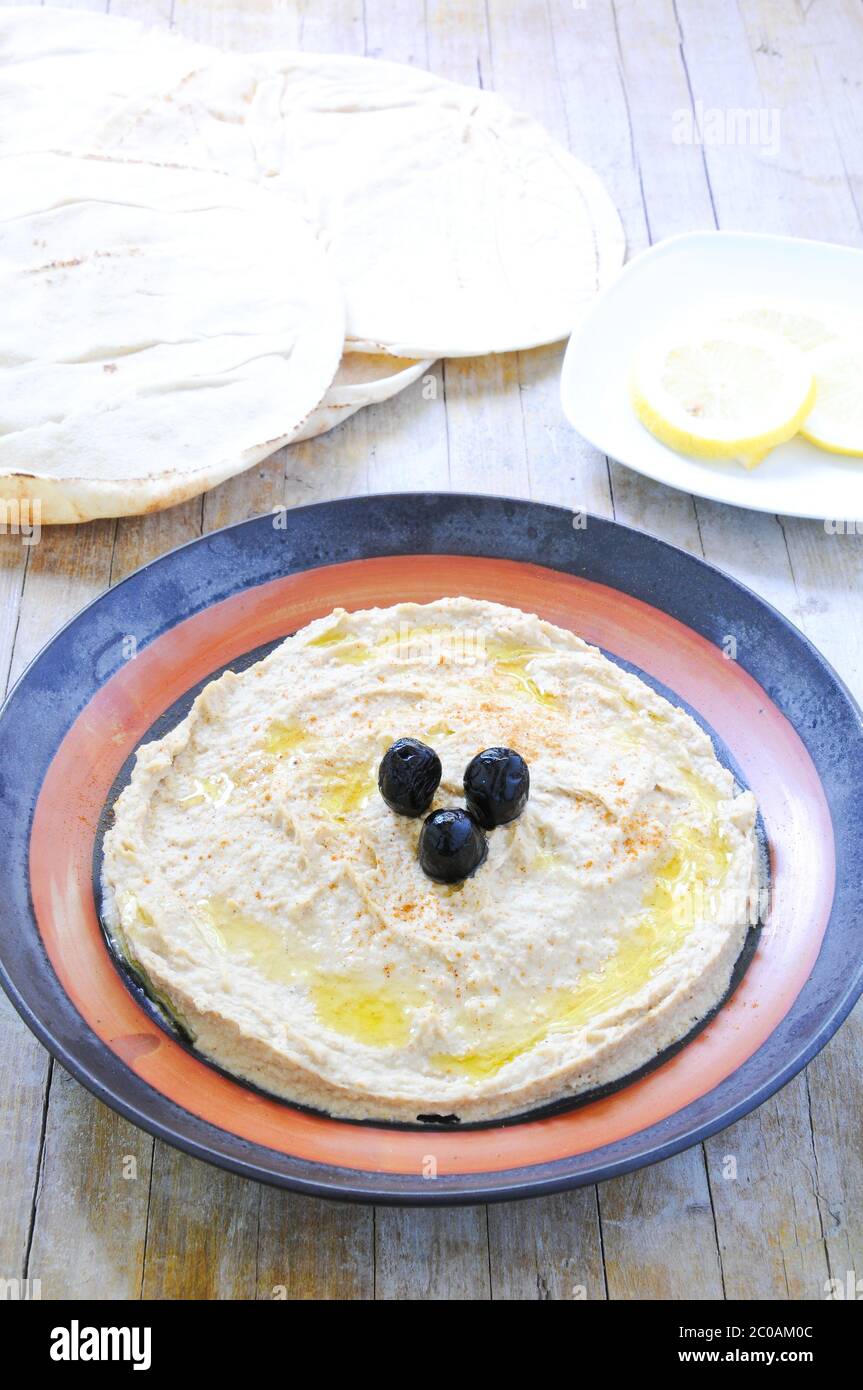 L'arabe de l'hoummos avec pois chiches et l'huile d'ail Banque D'Images