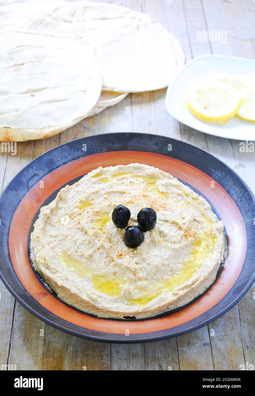 L'arabe de l'hoummos avec pois chiches et l'huile d'ail Banque D'Images