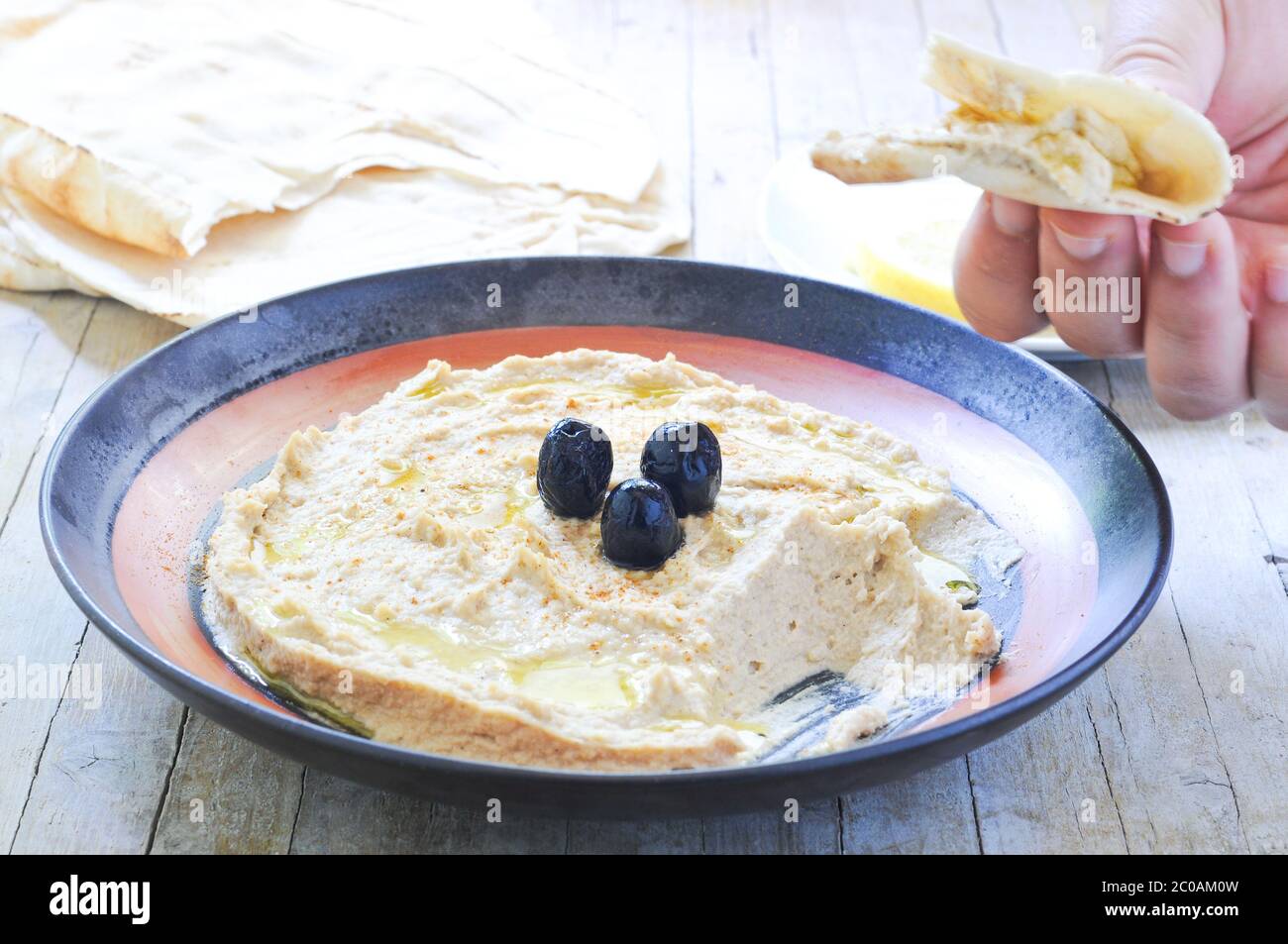 L'arabe de l'hoummos avec pois chiches et l'huile d'ail Banque D'Images