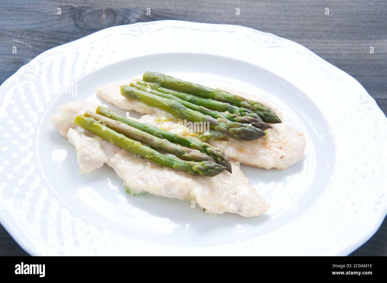 Escalopes de veau aux asperges cuits au beurre Banque D'Images