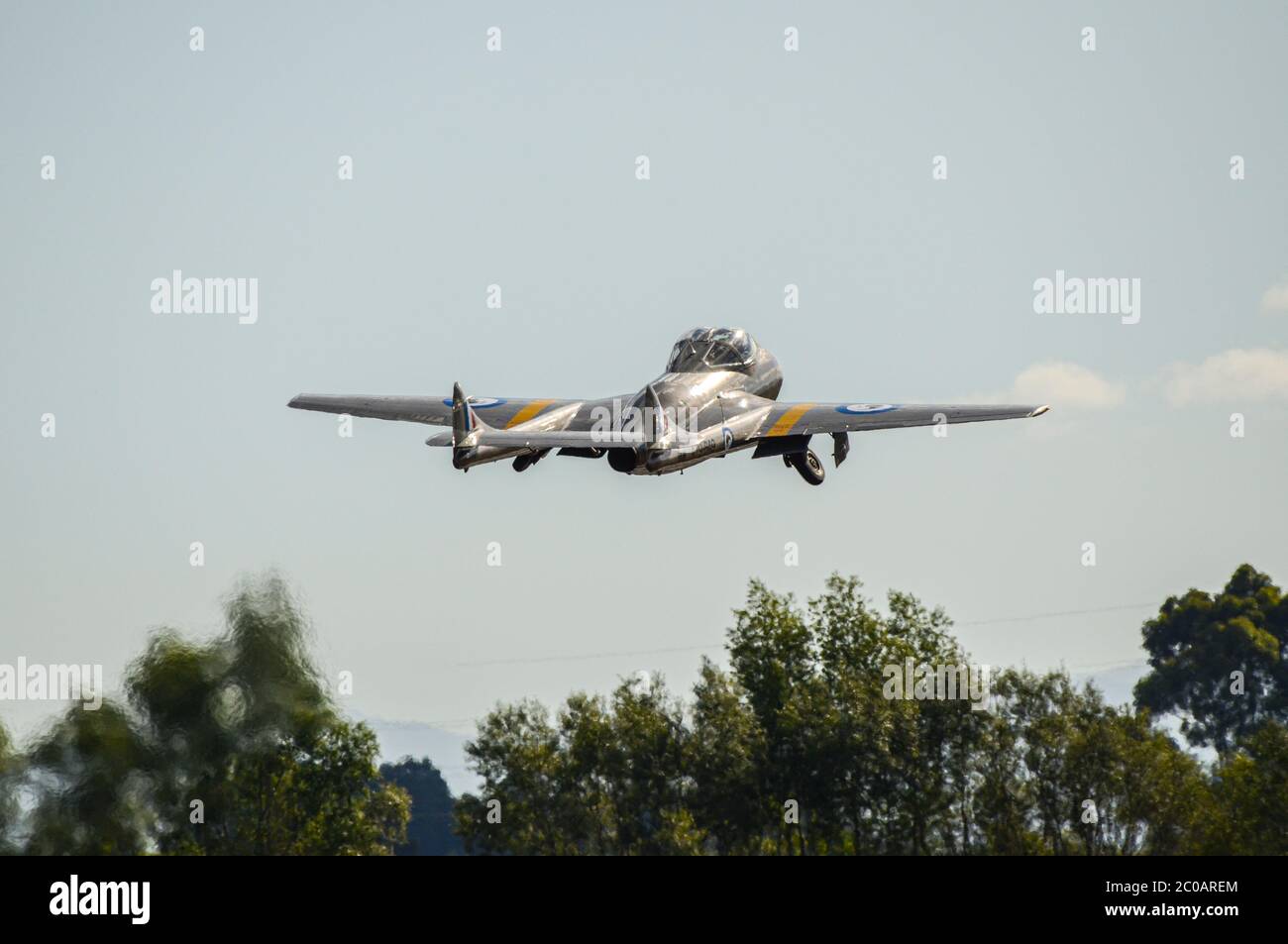 De Havilland DH100 Vampire T35 jet avion au décollage à ailes au-dessus de l'aérodrome de la hotte à l'Airshow Wairarapa, Masterton, Nouvelle-Zélande. Jet Vintage Banque D'Images