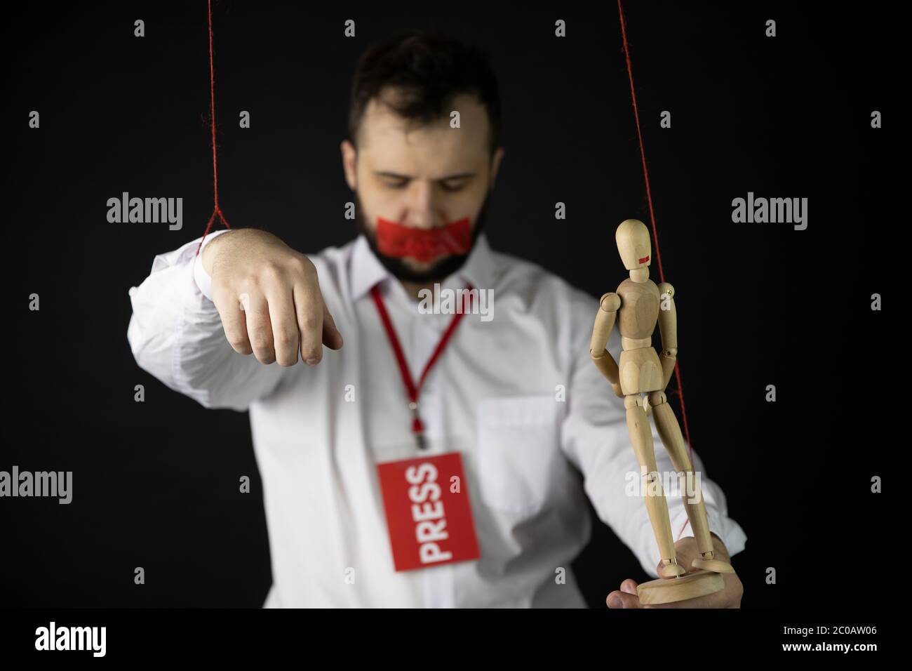 Homme avec mannequin à la main regardant vers le bas, journalisme, liberté de la presse, discours Banque D'Images