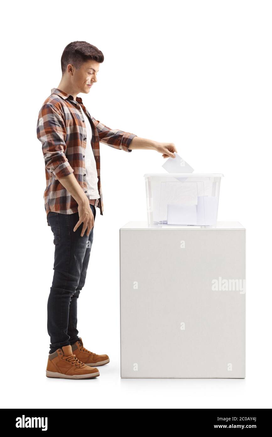 Photo en profil complet d'un jeune homme qui vote sur les élections isolées sur fond blanc Banque D'Images