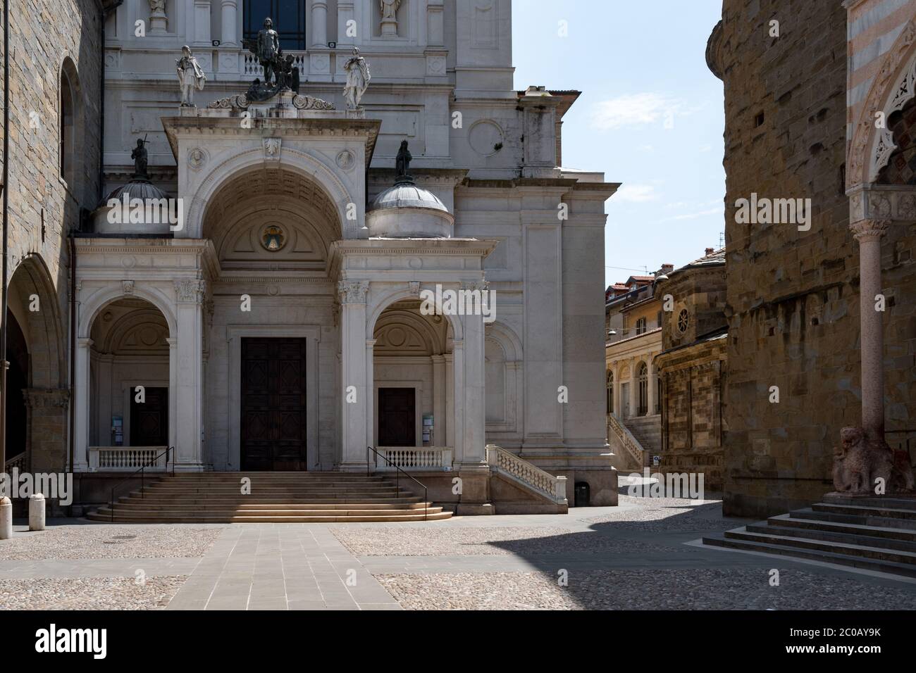 Cathédrale/Duomo di Bergame, la basilique de Santa Maria Maggiore et les bâtiments anciens plus loin en arrière-plan. ('ville haute'/'Città alta'). Banque D'Images
