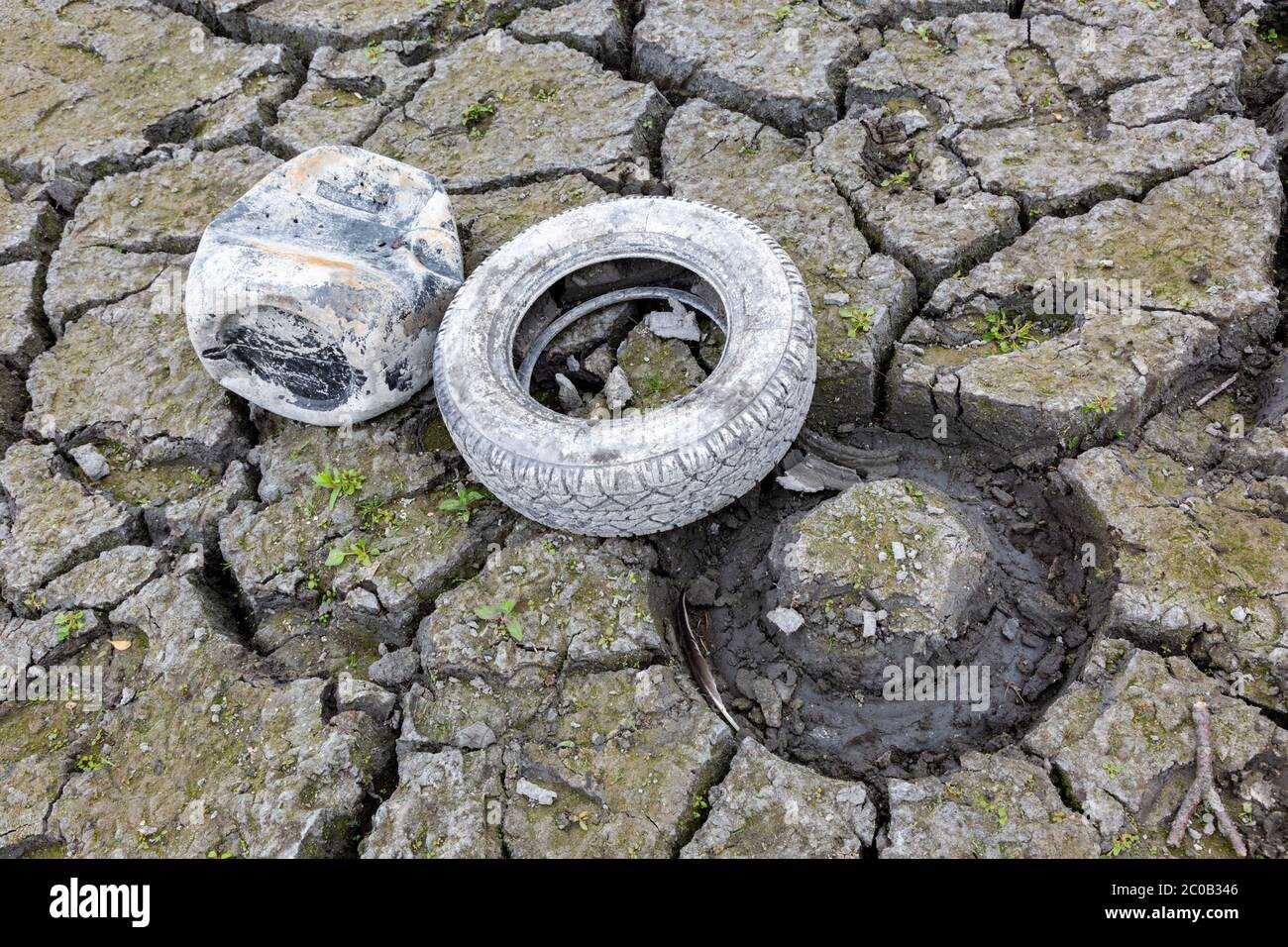 Vieux pneu, caisse de réservoir sèche par temps chaud, Royaume-Uni 2020 Banque D'Images