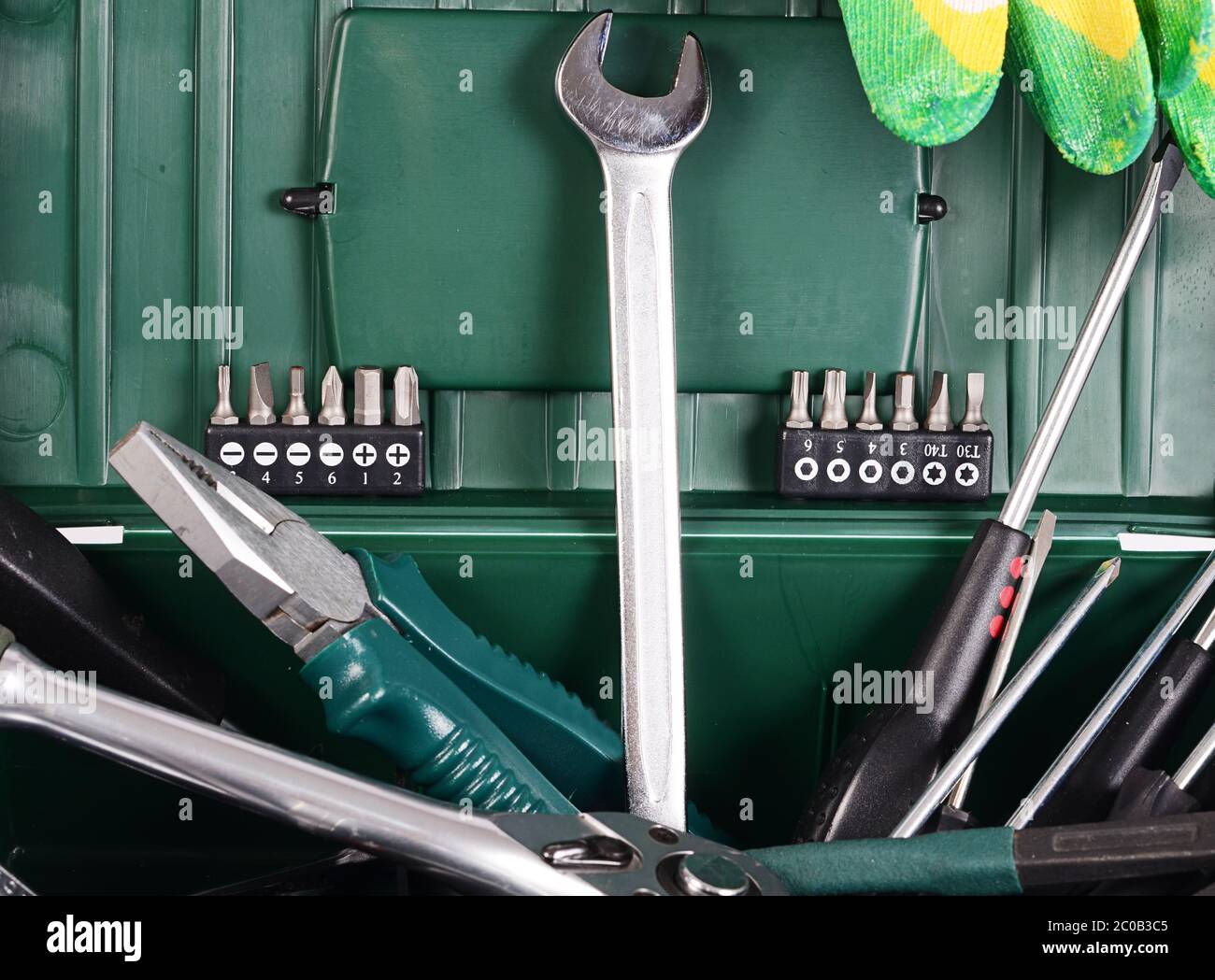 Boîte avec des outils de construction isolé Banque D'Images