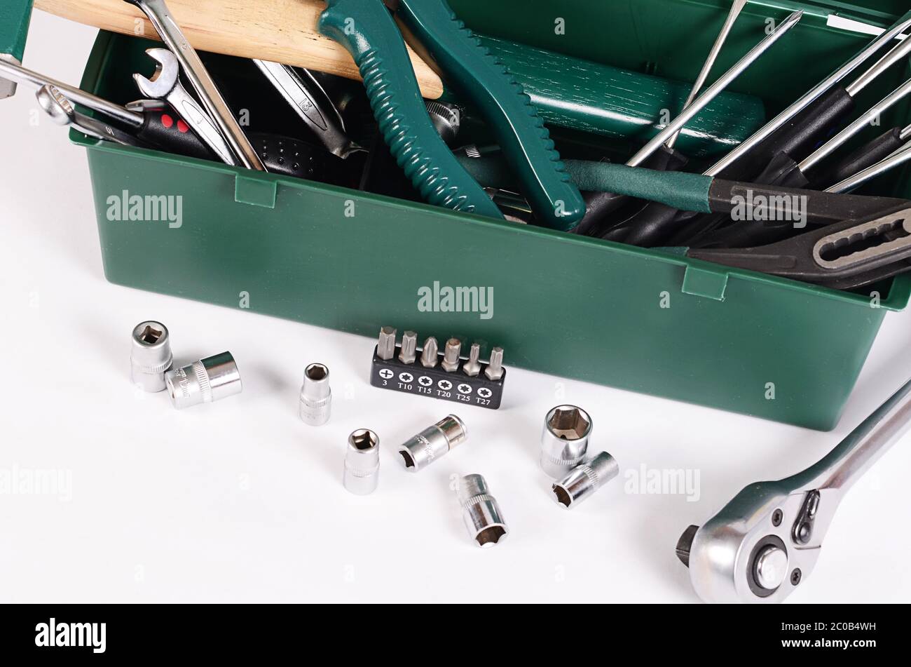 Boîte avec des outils de construction isolé Banque D'Images