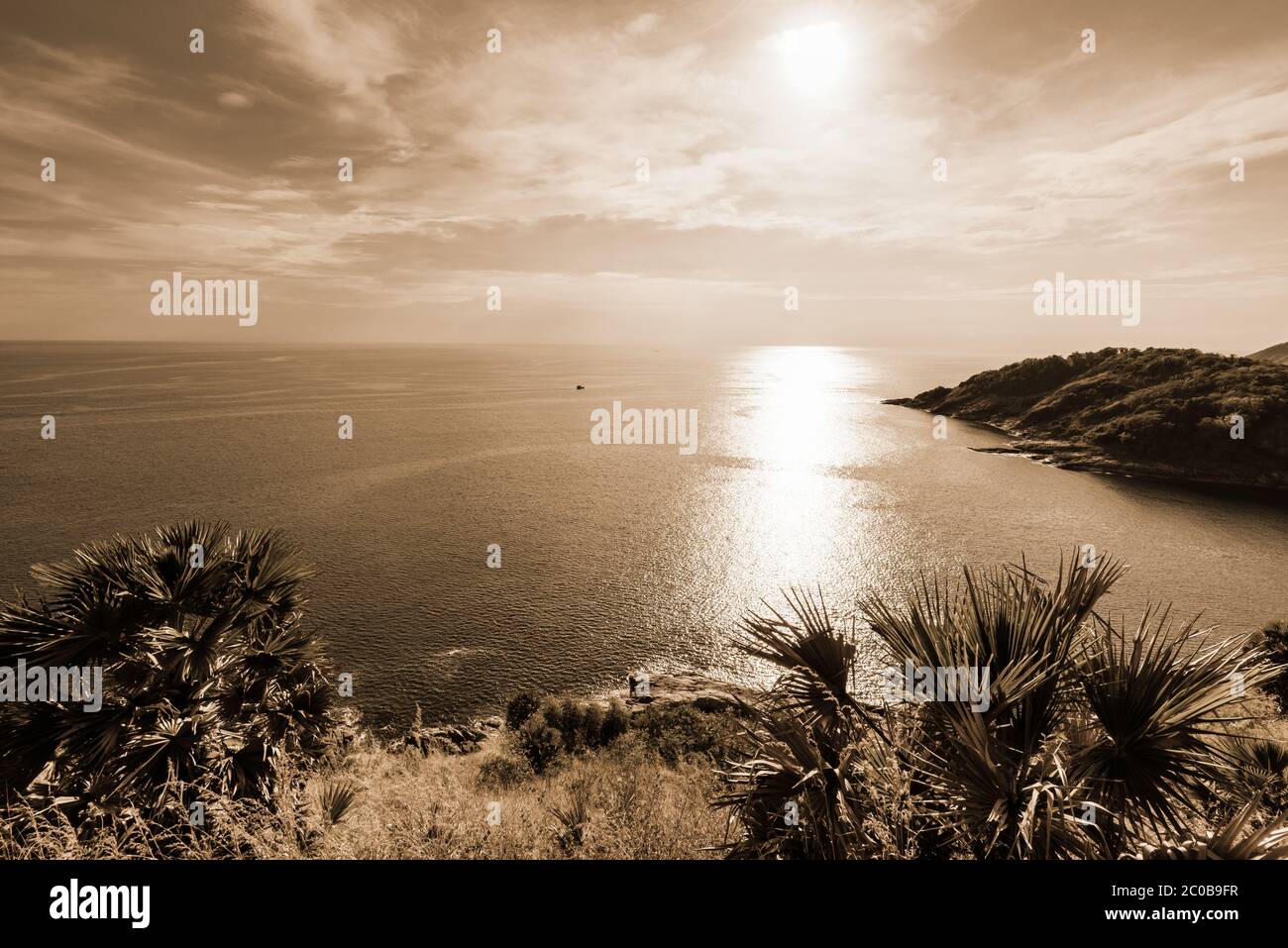 Vue en grand angle sur l'île et la mer à Laem Phromthep sur la couleur sépia Banque D'Images