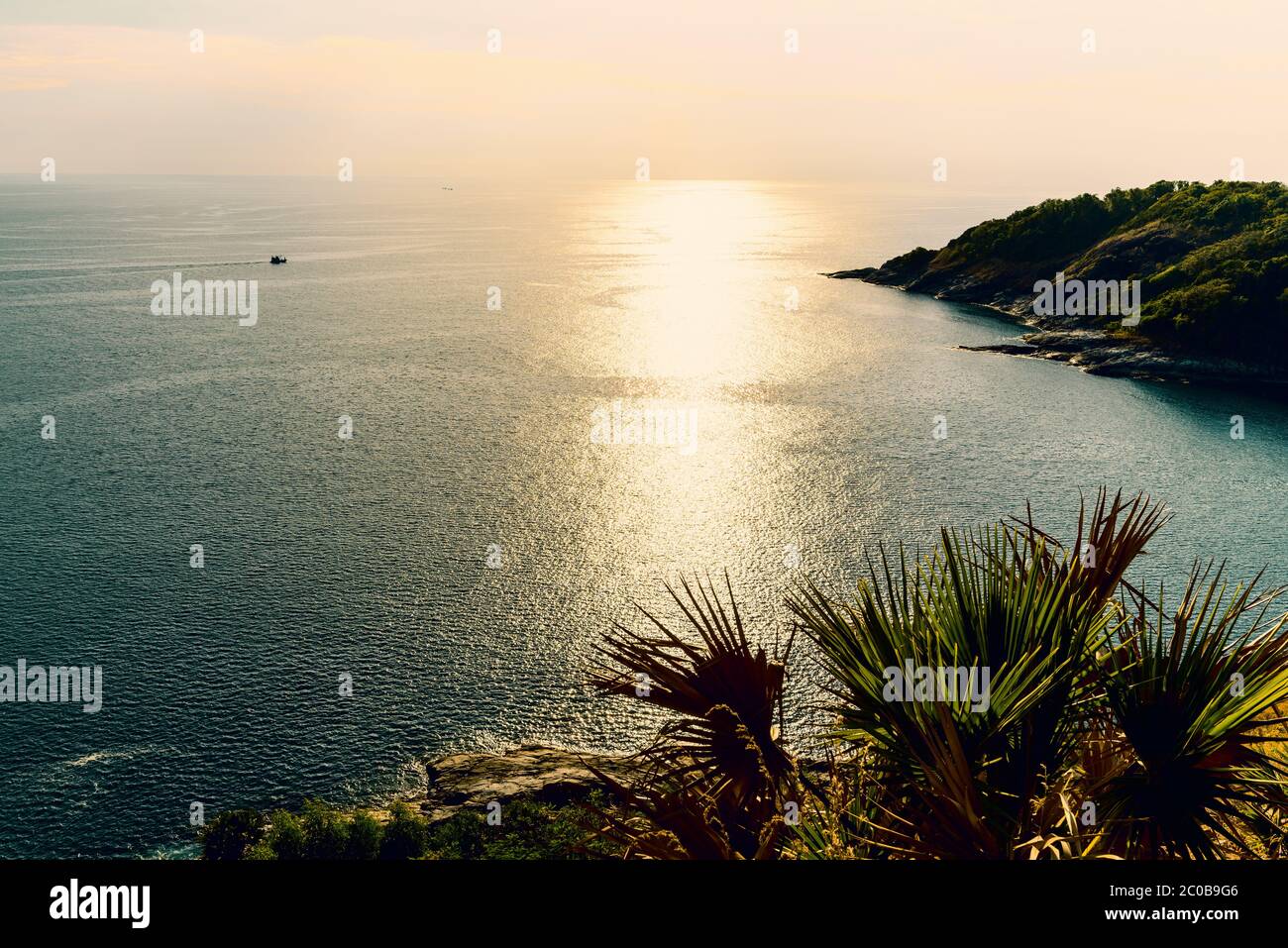Vue en angle sur l'île et la mer à Laem Phromthep de couleur vert sarcelle Banque D'Images