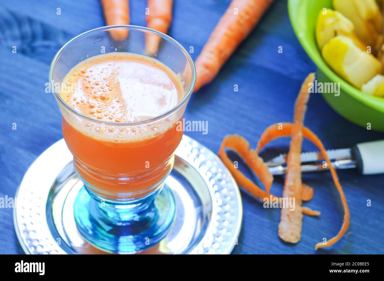 Le jus de carotte avec apple et citron gingembre Banque D'Images