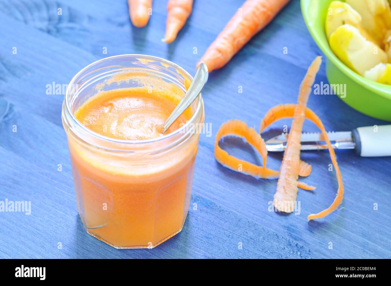Le jus de carotte avec apple et citron gingembre Banque D'Images