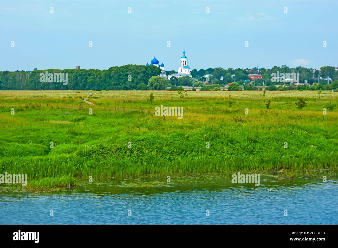 Promenez-vous au bord de la rivière Nerl et admirez la forêt verdoyante, la prairie juteuse et les dômes du couvent de Bogolyubovo à l'horizon, Bogolyubovo, Russie Banque D'Images