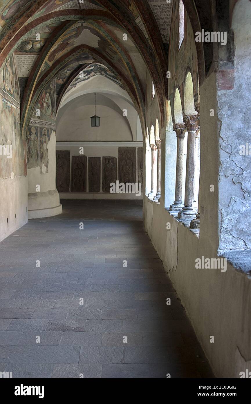 Bressanone - Brixen Trentin-Haut-Adige Illy. Vue à l'intérieur d'un des quatre couloirs du cloître du Duomo de Santa Maria Assunta e San Cassian Banque D'Images