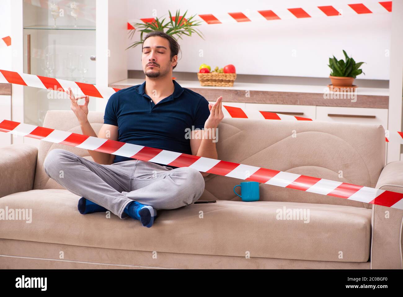 Jeune homme s'ennuyer à la maison dans le concept d'auto-isolation Banque D'Images