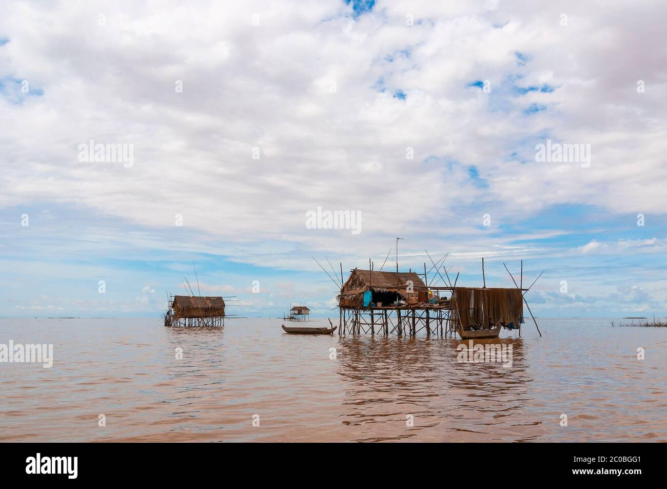 Maisons de pilotis dans le lac Tonle SAP près de Kompong Khleang, province de Siem Reap, Cambodge. Banque D'Images