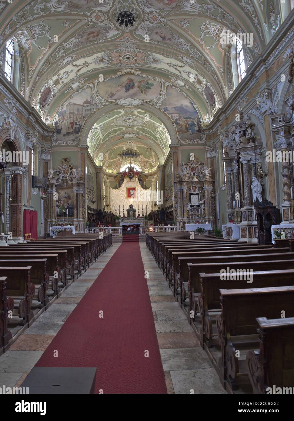 Rovereto Trentino-Haut-Adige Italia, Italie. Vue intérieure par la nef de l'église Saint Marc. Banque D'Images